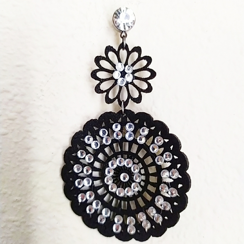 Earring - Picture 1 of 3